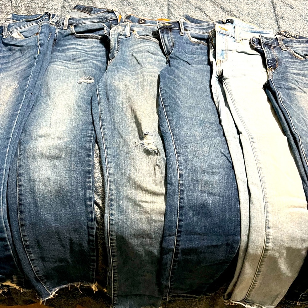 7 pairs of jeans! Sizes 2 or 4. Various brands but majority are American Eagle